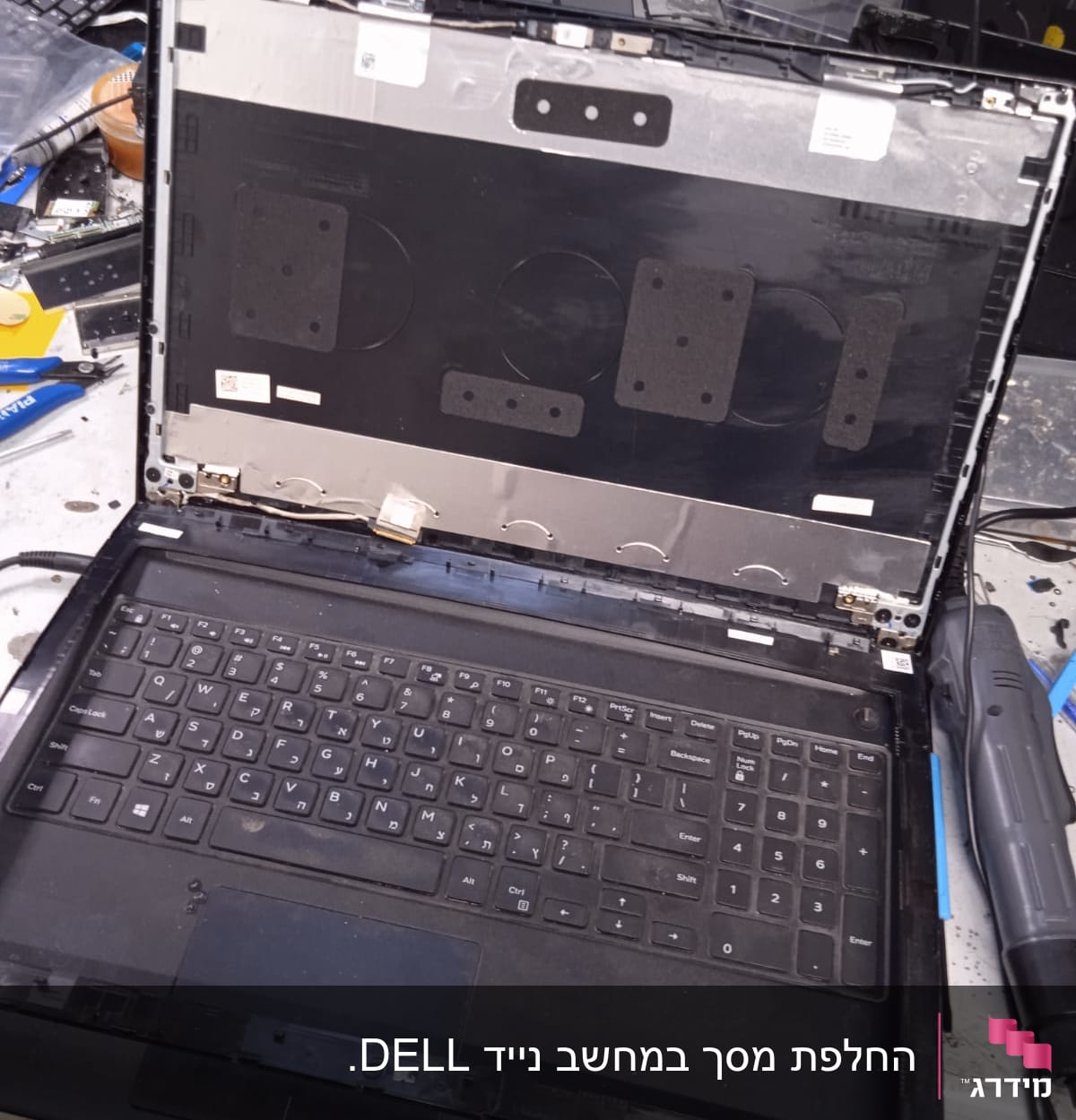 מחשב נייד פתוח לתיקון עם מקלדת חשופה